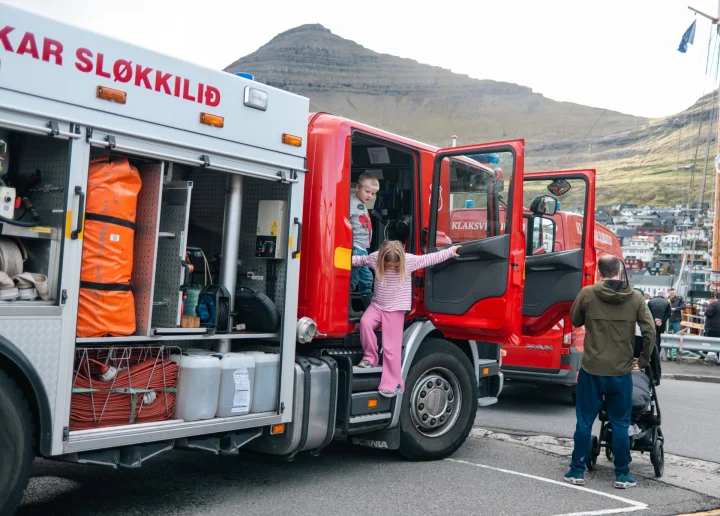 Brandbilar og sjúkrabilar á Heystglóð