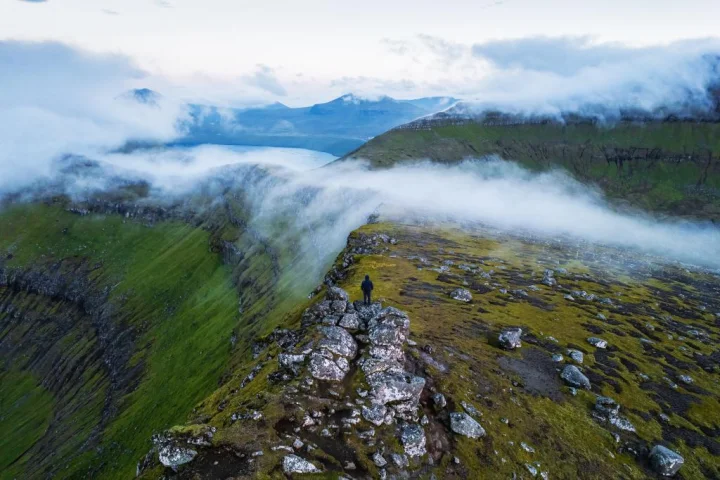Fuglafjørður - Hellurnar - umvegis Altarið