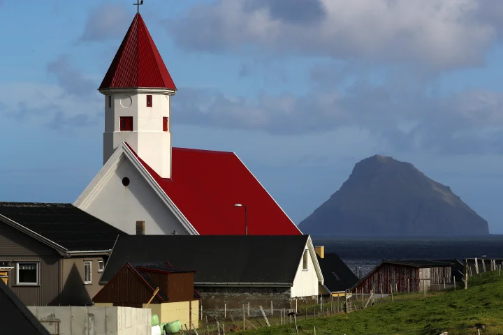 Hvalbiar Kirkja