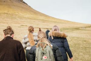 Group of girls hiking towards Kallurin lighthouse