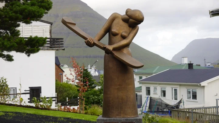 kvinna við róðrið